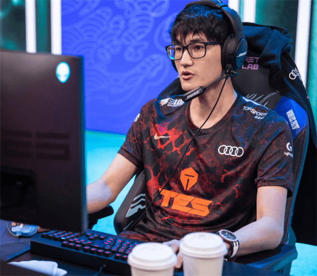 九游娱乐- 网球选手阿扎伦卡个人资料