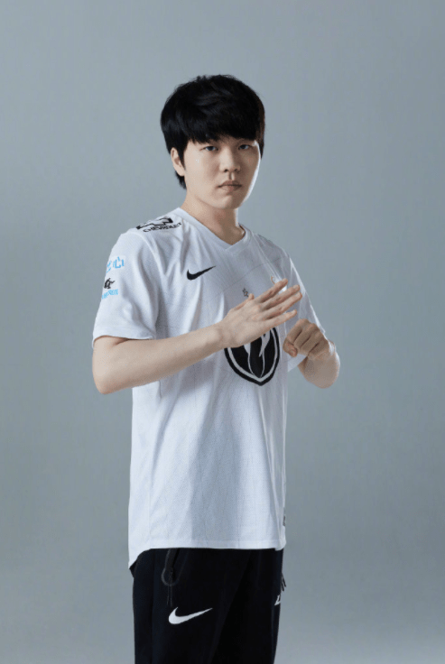 九游-Rookie回归赛场，高光表现首场状态亮眼，FPX观众沸腾！的简单介绍