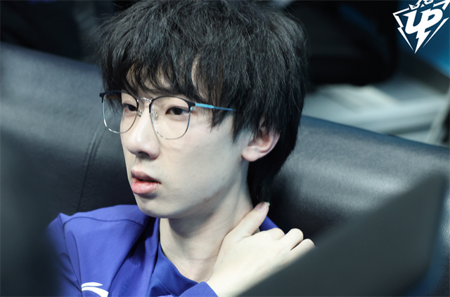 九游娱乐-关于Rookie回归赛场，关键助攻首场状态亮眼，快船观众沸腾！的信息